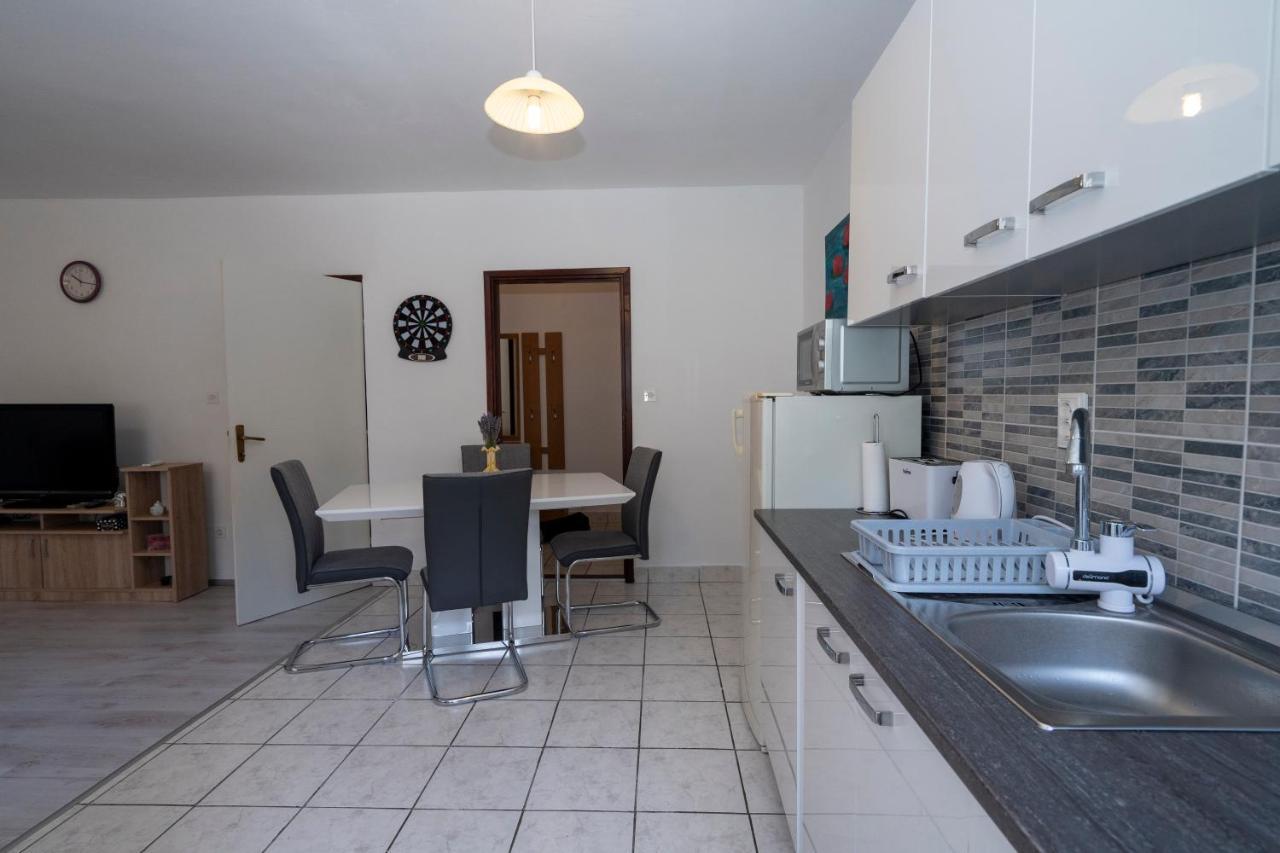 Apartman Curcic Knin Buitenkant foto